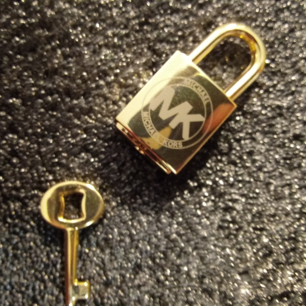 Mk Michael kors gold lock + pendant + key + chain